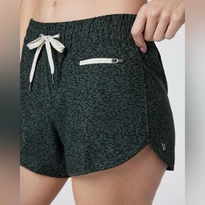 Vuori Clementine 4" Short 2.0 athletic shorts Black Green